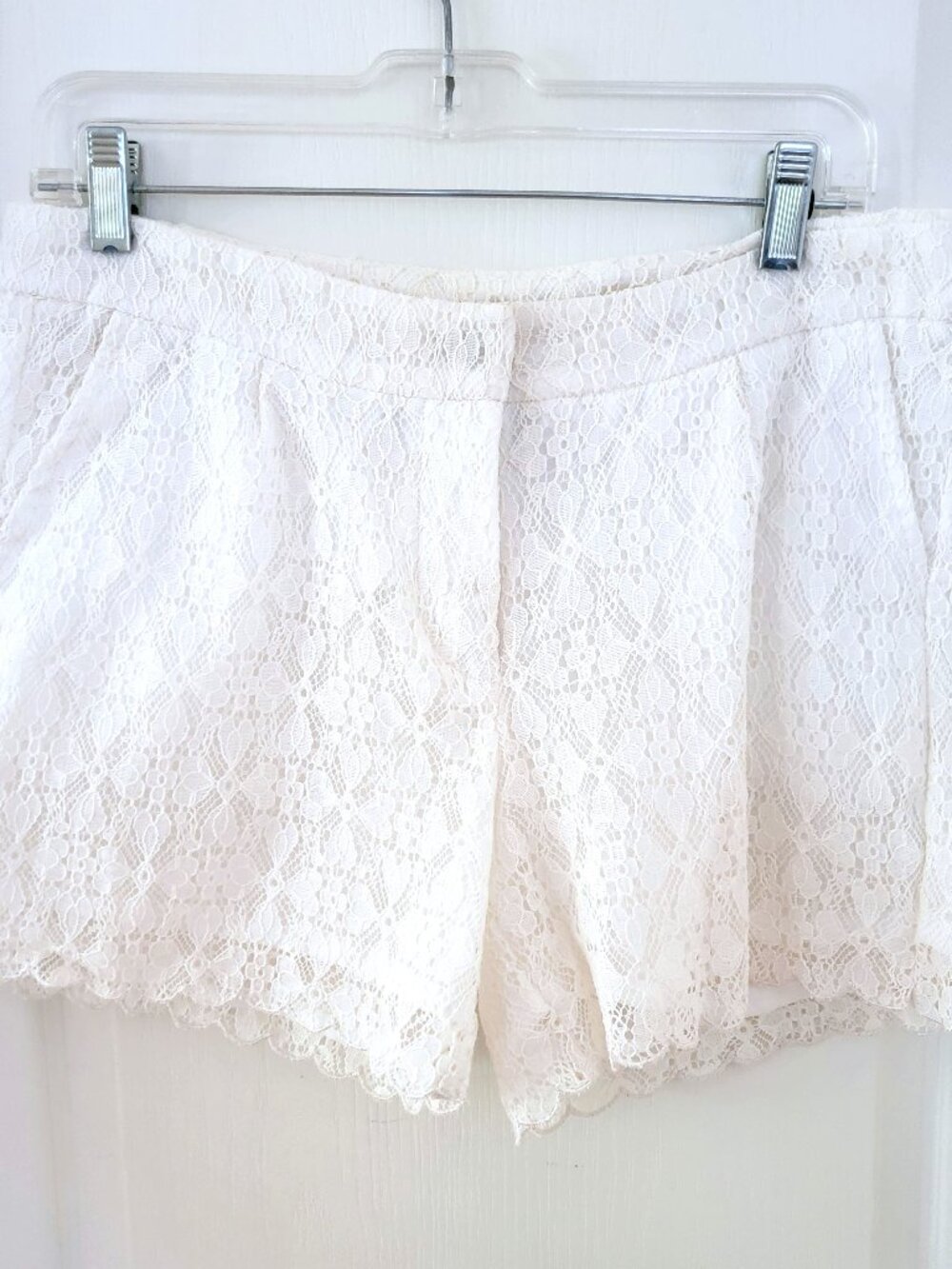 SUZY SHIER OFF-WHITE LACE SHORT